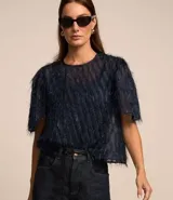 Blusa de chiffon azul marino con cuello redondo, mangas cortas con pliegues en los hombros y textura con felpas.