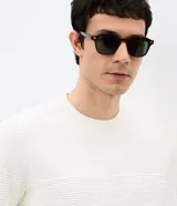 Suéter de punto para hombre con cuello redondo y manga larga. Presenta un diseño combinado con una parte superior lisa y una parte inferior con canalé texturizado horizontal. Marca Marfinno.