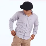 Camisa de hombre a cuadros rojos y blancos, de manga larga y corte clásico.