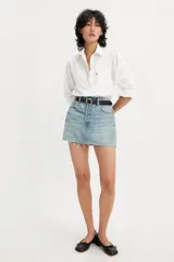 Minifalda de jean celeste con lavado claro, tiro alto, cinco bolsillos, cierre frontal con botón metálico y ruedo desflecado.