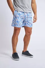 Short de baño con estampado tropical de piñas y hojas en tonos azules sobre fondo rosado. Cuenta con cintura elástica con cordón ajustable, bolsillos laterales, un bolsillo trasero y suspensor interno.