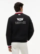 Campera estilo bomber de Tommy Hilfiger en colaboración con Cadillac Formula 1® Team, color negro. Cuenta con cuello tipo béisbol, cierre frontal de cremallera y ribetes tejidos a rayas rojas, blancas y azules en el cuello, puños y dobladillo. Presenta parches bordados del equipo en el pecho.