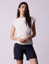 Blusa blanca de algodón y modal, marca Catherine Malandrino, con cuello redondo y mangas cortas con apliques de crochet.