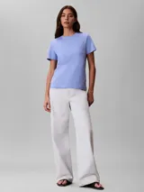 Remera de Calvin Klein confeccionada en punto de algodón regenerativo, color celeste, de corte regular con cuello redondo, manga corta y logo bordado en el pecho.