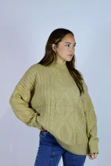 Buzo tejido de punto color beige melange, con cuello alto, mangas largas y diseño oversize con tramas en rombos y trenzas.