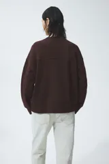 Buzo oversized de algodón color bordó, con cuello redondo y hombros caídos.