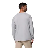 Remera de manga larga Columbia PFG, confeccionada en tejido técnico con tecnología Omni-Wick para absorción de humedad y Omni-Shade para protección solar UPF 50. Presenta cuello redondo, mangas raglán y logo de la marca estampado en el pecho.