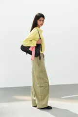 Sudadera de algodón con efecto lavado en color amarillo, cuello barco, abertura frontal con botones a presión y manga larga.