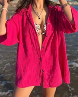 Sobrecamisa fucsia de muselina, corte holgado, con cuello camisero y mangas 3/4.