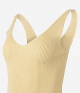 Blusa básica sin mangas de punto acanalado color amarillo claro, con escote en V y tirantes medianos, marca Marfinno.