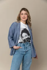 Blazer gris de lino y viscosa, con mangas 3/4, solapa entera, cierre de un botón y bolsillos delanteros.