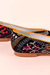 Bailarinas negras con estampado multicolor y ribete naranja.