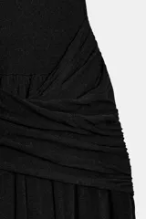 Vestido midi negro con escote en pico, manga corta y fajín drapeado cruzado en la cintura. Presenta falda de bajo asimétrico y efecto abullonado.