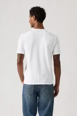 Remera de cuello redondo y manga corta, de corte clásico y diseño liso.