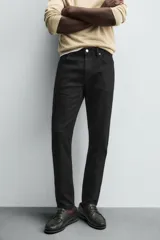 Pantalón de jean corte slim fit, color gris con efecto lavado. Presenta diseño de cinco bolsillos, cierre frontal con cremallera y botón, y tejido elástico.