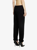 Pantalón negro de algodón, estilo relajado con puños ajustados en los tobillos y logo bordado en el lateral de la cadera.