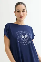 Vestido corto color verde agua con estampado de flor lineal, de corte recto y manga corta. Incluye cinturón de jean anudado a la cintura.