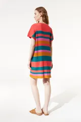 Vestido corto de tejido de punto a rayas horizontales en colores rojo, verde, naranja y rosa. Presenta un diseño holgado con escote en V y mangas cortas.