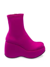 Bota corta fucsia de lycra con plataforma y taco de cuña.