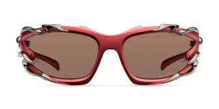 Lentes de sol con montura envolvente color rojo mate y detalles metálicos de líneas orgánicas. Cuentan con lentes de nylon color marrón con protección UV400 categoría 3.