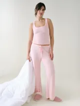 Pantalón de dormir Davos de punto pointelle suave en color rosado, con pierna recta y cintura elastizada con cordón de ajuste.