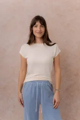 Remera tejida en seda fría color marrón, de calce relajado, cuello redondo y manga corta con terminación amplia.
