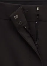 Pantalón de sastre color marrón oscuro, de corte recto y tiro medio, con bolsillos laterales y raya central marcada.