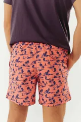 Short de baño azul con franjas horizontales en celeste y azul claro. Cuenta con cintura elástica ajustable con cordón, dos bolsillos laterales y uno trasero.