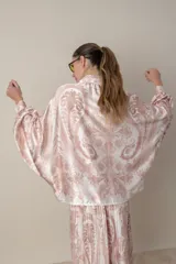 Camisa italiana de satén de seda estampada en blanco y celeste. Tiene mangas murciélago y cuello clásico.