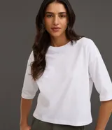 Remera cropped verde militar de algodón, con cuello redondo y mangas cortas holgadas.