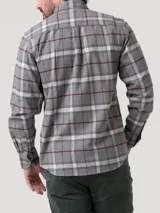 Camisa de franela a cuadros de algodón orgánico color gris, con dos bolsillos frontales, cierre de botones y cuello camisero.