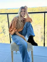 Camisa de lino metalizado color cobre, con cuello camisero, mangas largas abullonadas y corte holgado.