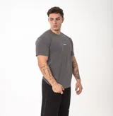 Remera blanca de corte slim fit, confeccionada en algodón con elastano, con cuello redondo y pequeño bordado negro en el pecho con la palabra "GAINS.".