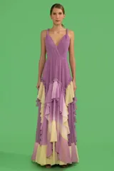 Vestido largo lila con degradado amarillo, de tirantes retorcidos, busto plisado, escote cruzado, espalda descubierta y falda con volados.