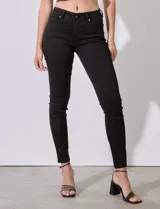 Jean skinny negro de denim, marca William Rast.