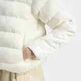 Campera puffer Adidas de corte holgado, color blanco, con cierre frontal, cuello alto y puños elásticos. Presenta el diseño icónico de las tres tiras en las mangas y tecnología Climawarm para aislamiento térmico.