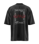 Remera negra de corte relajado con un gran estampado gráfico en la espalda. El diseño incluye el texto "DROPZ PROJECT" enmarcando una figura central estilizada de alas o murciélago en color rojo profundo.