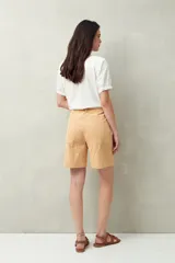 Bermuda negra de algodón, de tiro medio y calce relajado.