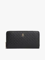 Billetera de poliuretano color negro con cierre de cremallera perimetral. Presenta un acabado texturizado con monograma TH en bajorrelieve, detalles metálicos dorados y logo de la marca en la parte frontal.