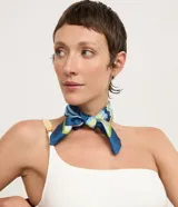 Pañuelo cuadrado de satén con estampado de rayas onduladas en tonos de azul, blanco, verde y celeste.