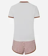 Pijama corto Lov de dos piezas confeccionado en peach touch. Compuesto por remera blanca de manga corta con ribetes y cuello marrón, con estampa frontal de oso y la leyenda "Be Cool", y short de rayas verticales rosadas y blancas con cintura elastizada.