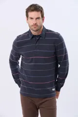 Remera tipo polo de manga larga en color azul marino con diseño de rayas horizontales finas en tonos contrastantes. Presenta cuello clásico, cartera con botones y puños elásticos.