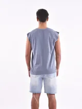 Musculosa celeste con cuello redondo y sisa amplia. Estampado frontal con la palabra 'Broken' en tipografía gótica.