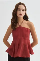 Top color bordó con tirantes finos tipo halter, escote recto y diseño con volados en la parte inferior.