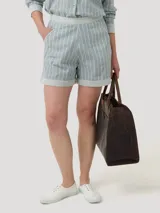 Short de tiro alto confeccionado en mezcla de lino y algodón, con diseño de rayas verticales en tonos azul y blanco. Presenta bolsillos laterales, cierre invisible lateral y ruedo con dobladillo.