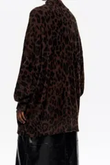 Sweater largo de corte recto, cuello alto y manga larga, confeccionado en tejido de pelo con estampado de leopardo en tonos marrón y negro.