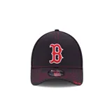 Gorro New Era modelo 39Thirty de los Boston Red Sox, color negro con logo bordado en rojo y blanco.