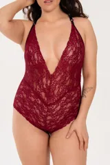 Body de encaje elastizado color borgoña, con breteles elásticos regulables cruzados en la espalda y broche en la entrepierna con fundillo de algodón.