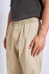 Pantalón de gabardina color beige, de corte recto y tiro medio.