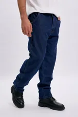 Pantalon de jean de corte carpintero y diseño recto, color azul oscuro, con bolsillos laterales utilitarios.